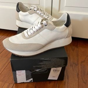 Banana Republic essential trainer navy size 6.5